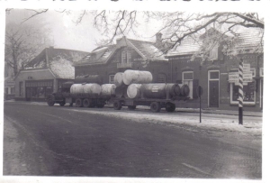 F5904 Tanktransport in centrum Vorden, 1960